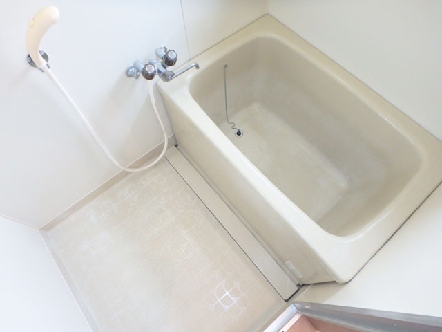バス・シャワールーム　窓があって換気しやすいバスルーム♪