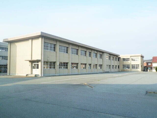 小学校　松阪市立花岡小学校（小学校）まで656m