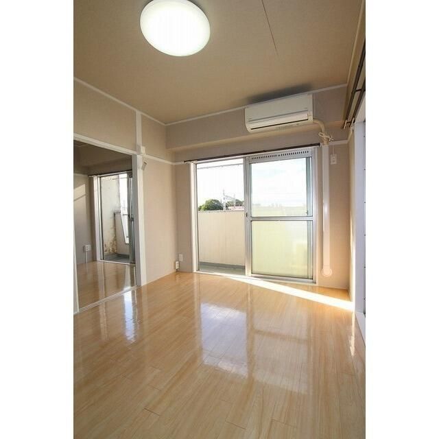 その他部屋・スペース　お部屋の3面に窓が付いているので風通しもいい！