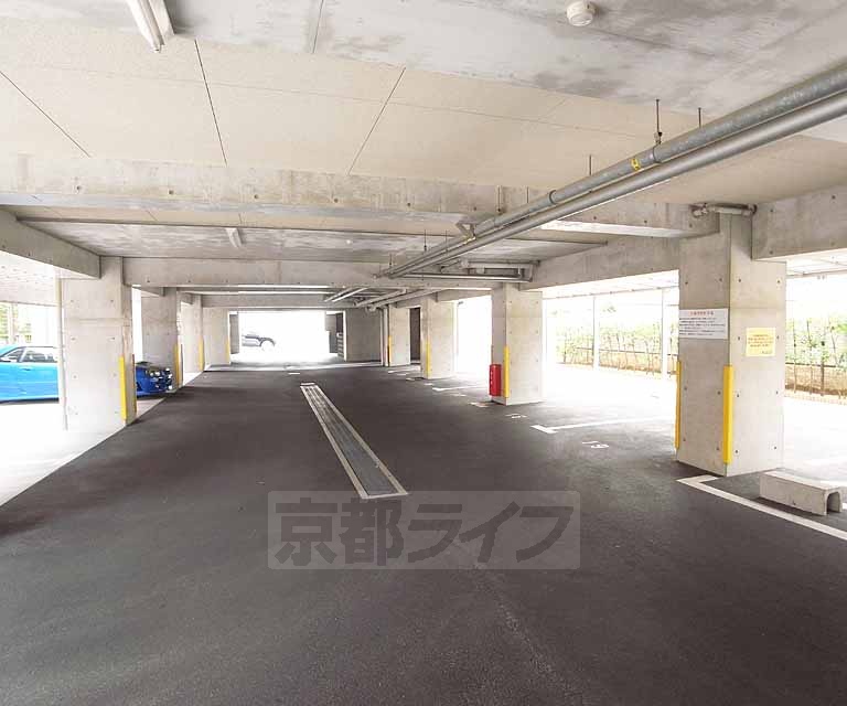 駐車場　開放的なガレージ