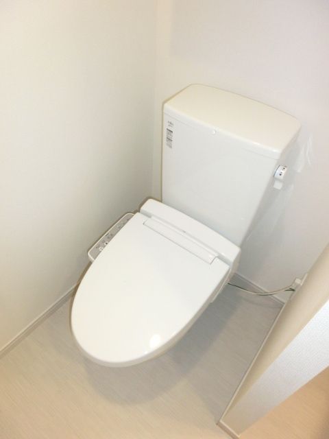 トイレ　暖房便座付です