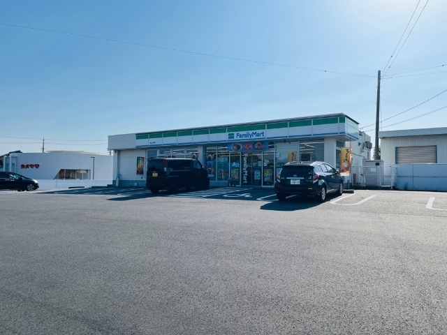 コンビニ　ファミリーマート亀山栄町店（コンビニ）まで283m