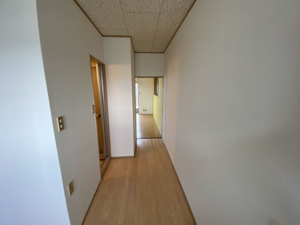 その他　キッチンから居室までの廊下です