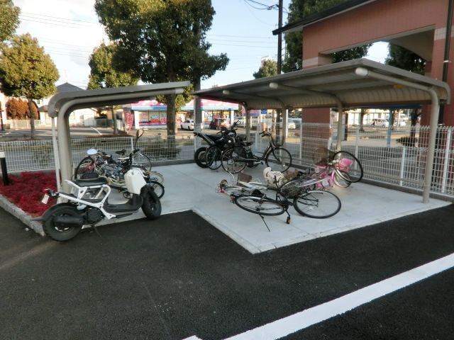その他　屋根付きの駐輪スペースです。