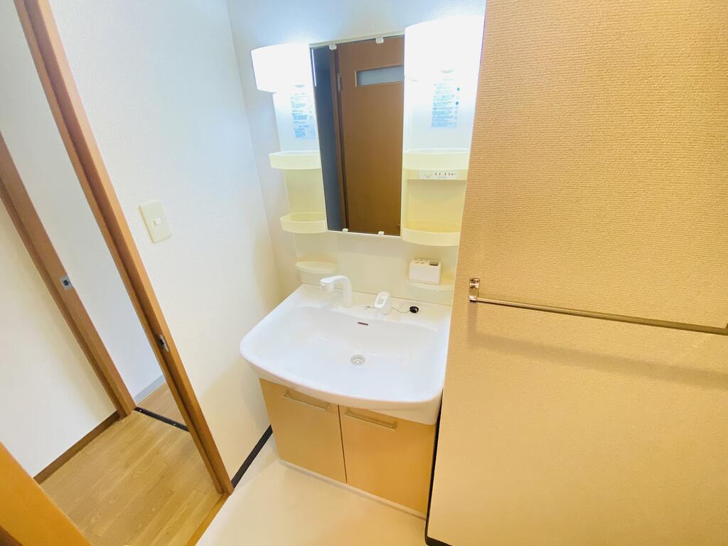 洗面設備　同一建物内102号室内装写真転載