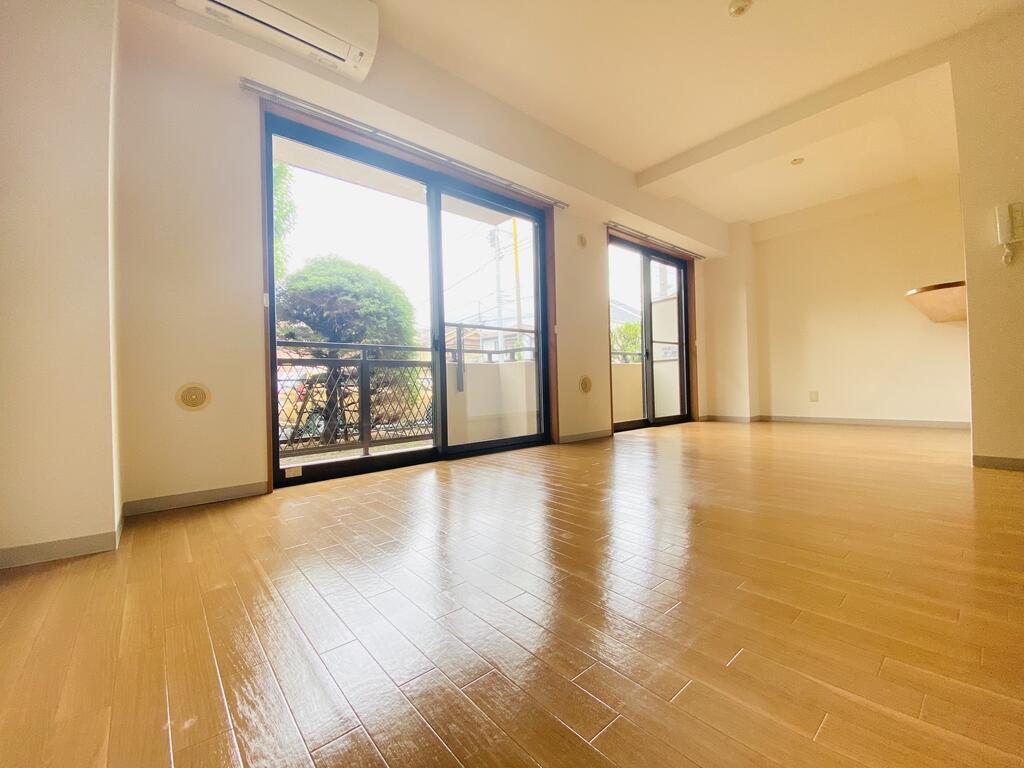 居室・リビング　同一建物内102号室内装写真転載