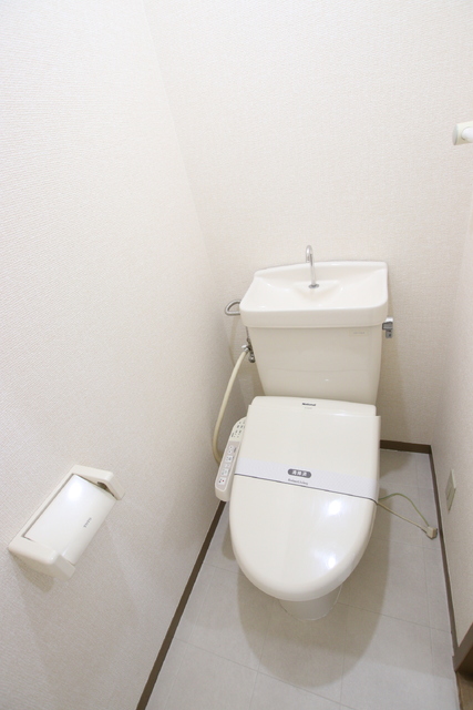 トイレ　洗浄便座付きでいつでも快適です！