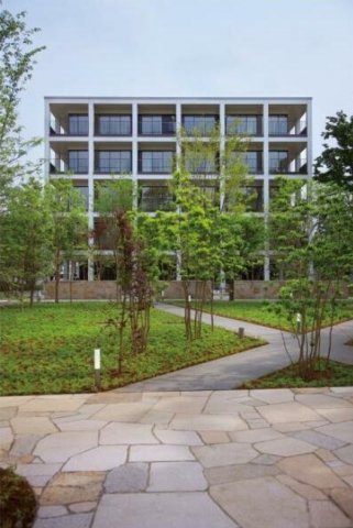 建物外観　鉄筋コンクリート造のがっちりとした建物。