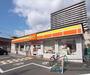 コンビニ　デイリーヤマザキ 六地蔵駅前店（コンビニ）まで650m