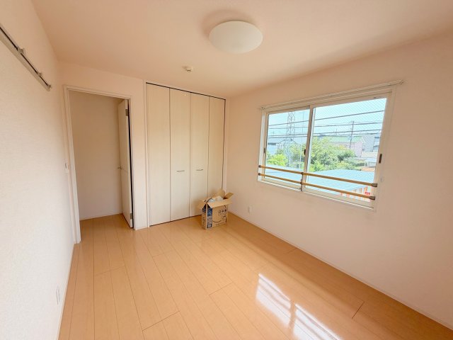 その他部屋・スペース　ゆとりのあるベッドルームで快適な睡眠をとってくださいね。
