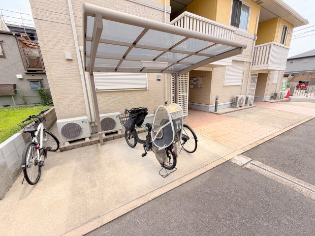 駐車場　敷地内には入居者専用の駐輪スペースもあります。