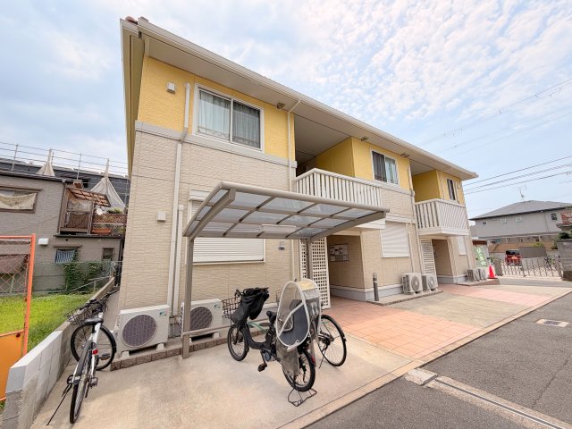 建物外観　閑静な住宅地にある、落ちついた色合いのキレイな建物です。