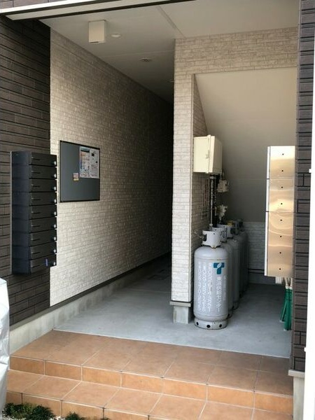 エントランス　落ち着いたエントランスです