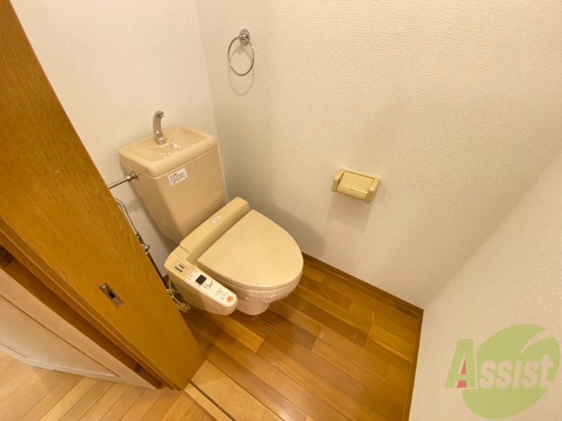 トイレ　シンプルなトイレです。ウォシュレットも付いています。