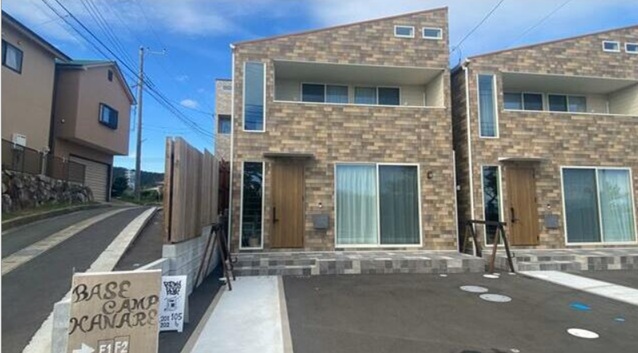 建物外観　外観は明るい色合いです。