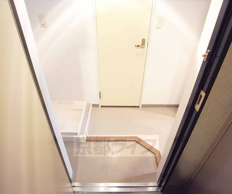 玄関　ゆったりした玄関スペースです。