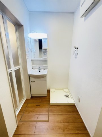 洗面設備　明るい洗面所です