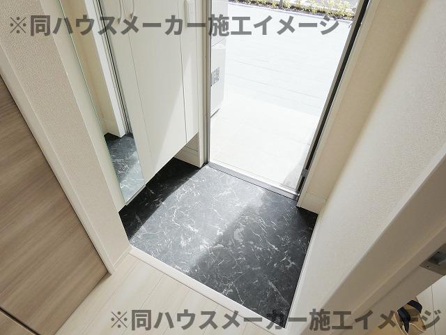 玄関　※写真は同ハウスメーカー既存物件です（イメージ写真）