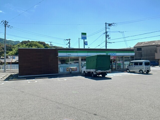 コンビニ　ファミリーマート重根店様（コンビニ）まで750m