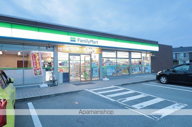 コンビニ　ファミリーマート（コンビニ）まで858m