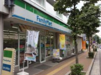 コンビニ　ファミリーマート市ヶ尾駅北口店（コンビニ）まで340m