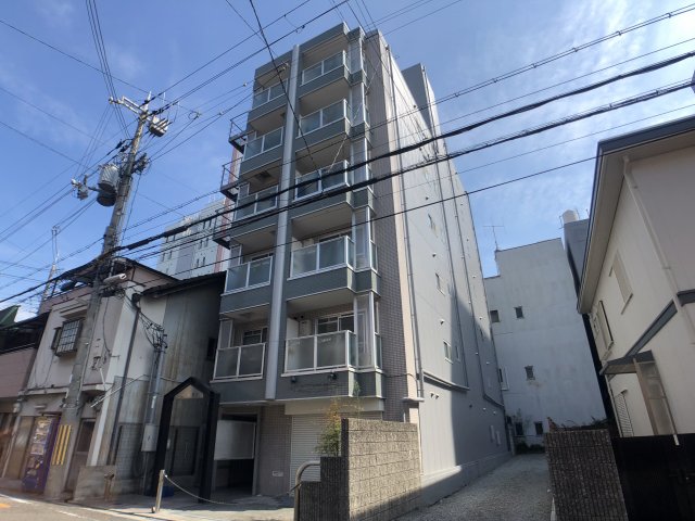 建物外観　オートロックで外部の人間が簡単に出入りできないため安心です。