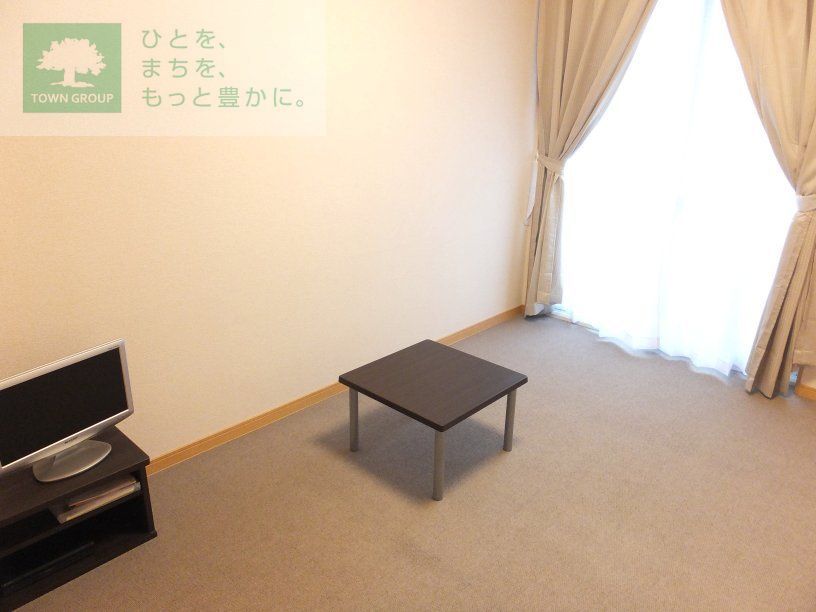 居室・リビング　カーペット仕様。エアコンも付いています