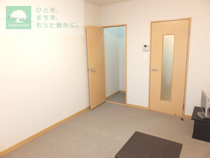 その他部屋・スペース　左手のドアはウォークインクローゼット。