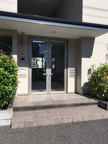 エントランス　落ち着いたエントランスです