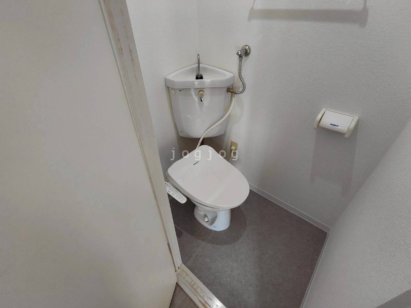 トイレ　嬉しい温水洗浄便座付きのトイレです。