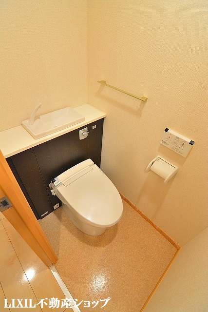 トイレ　温水洗浄暖房便座付のトイレです。