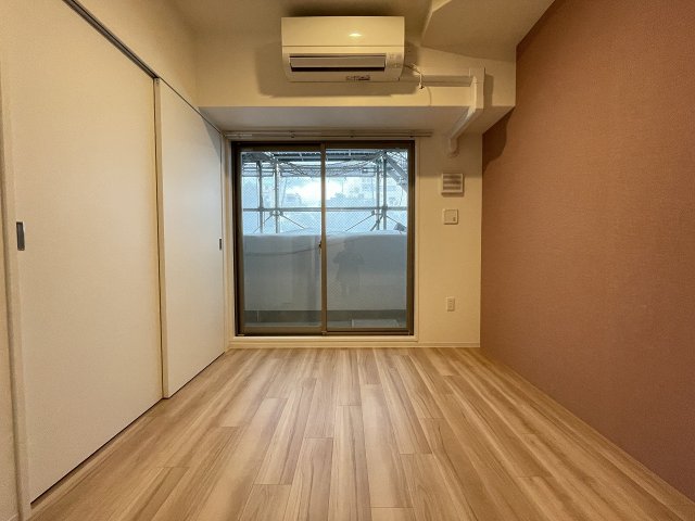 その他部屋・スペース　落ち着いた色調の寝室です