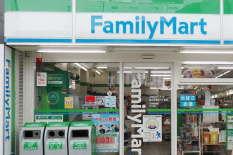 コンビニ　ファミリーマート高円寺駅東店（コンビニ）まで71m