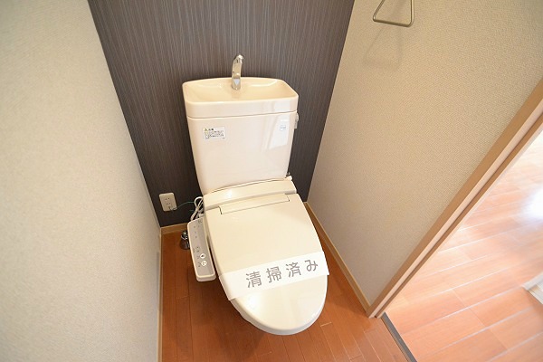 トイレ　温水洗浄便座です。