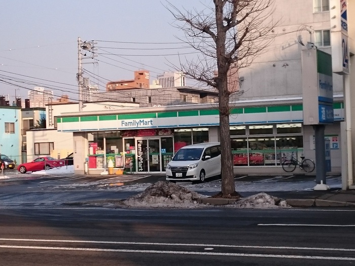 コンビニ　ファミリーマート（コンビニ）まで500m