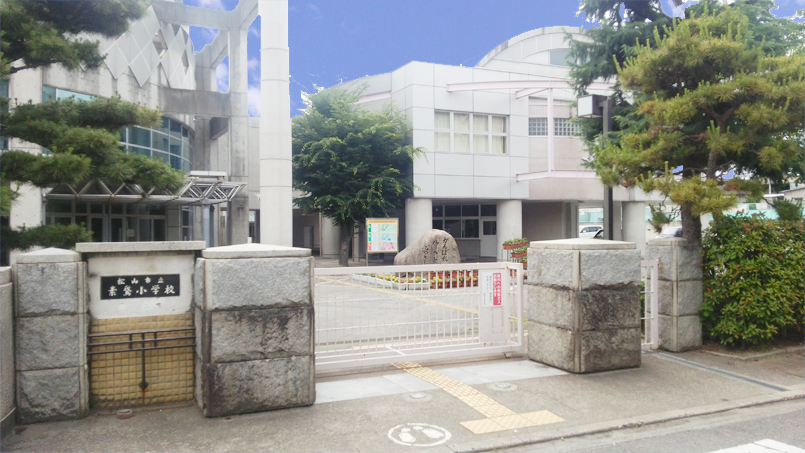 小学校　松山市立素鵞小学校（小学校）まで897m
