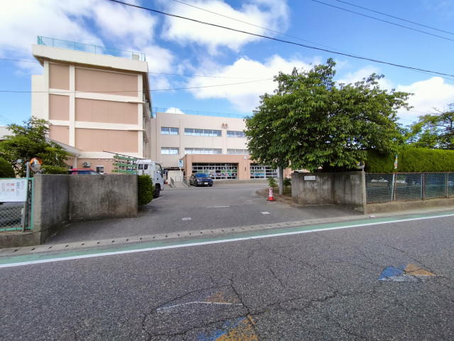 小学校　牡丹山小学校（小学校）まで594m