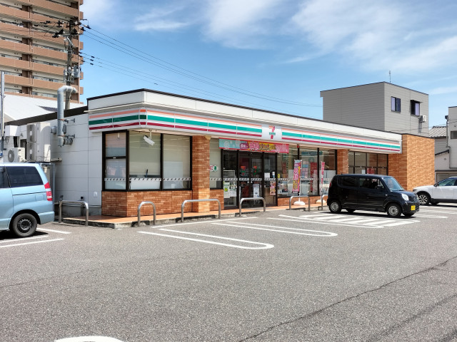 コンビニ　セブンイレブン　下木戸２丁目店（コンビニ）まで307m