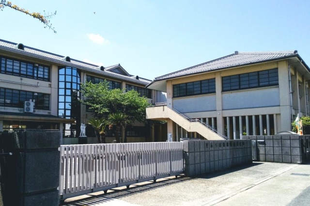 中学校　近江八幡市立八幡中学校（中学校）まで2400m
