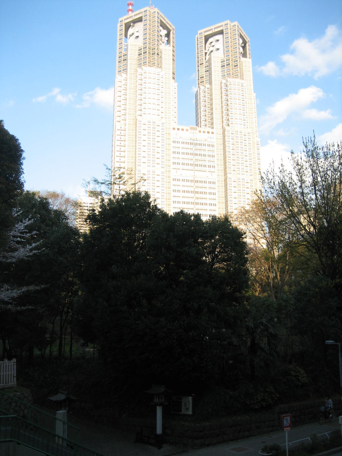 役所　東京都庁（役所）まで664m