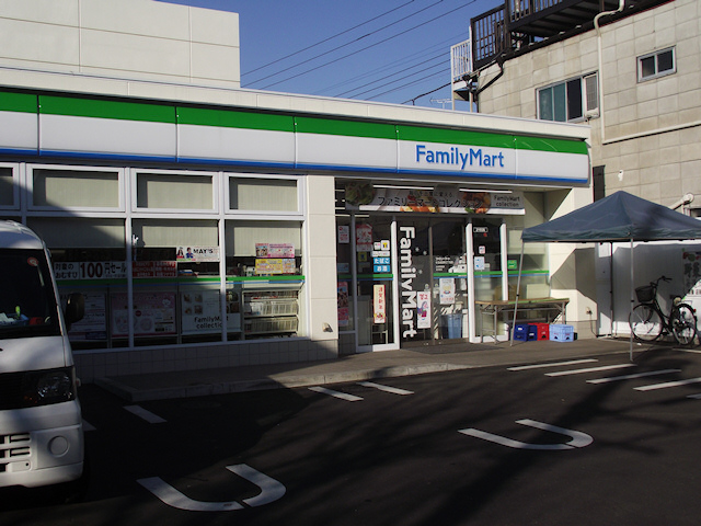 コンビニ　ファミリーマート（コンビニ）まで392m