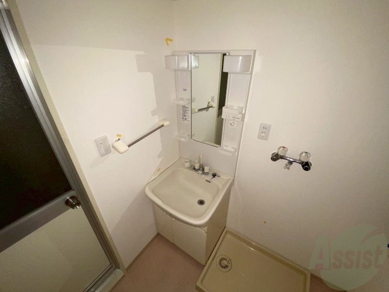 洗面設備　独立洗面台です。大きくてよいですね。シャンプーもできます。