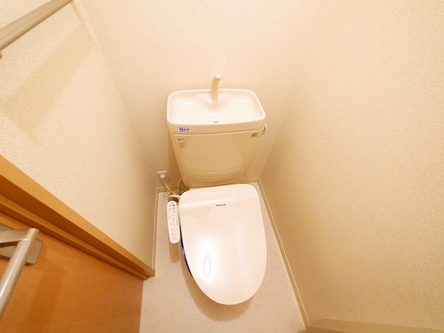 トイレ　落ち着いた色調のトイレです