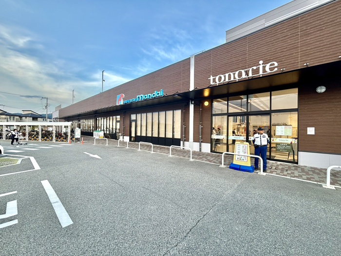 スーパー　万代トナリエ星田店（スーパー）まで650m