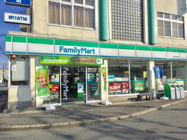 コンビニ　ファミリーマート 富野荘駅前店（コンビニ）まで373m