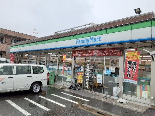 コンビニ　ファミリーマート中小田井三丁目店（コンビニ）まで211m