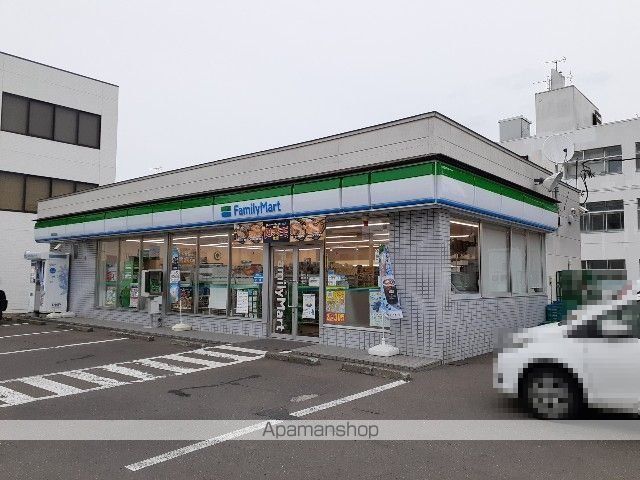 コンビニ　ファミリーマート（コンビニ）まで400m