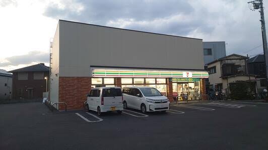 コンビニ　セブンイレブン足立本木2丁目店（コンビニ）まで80m