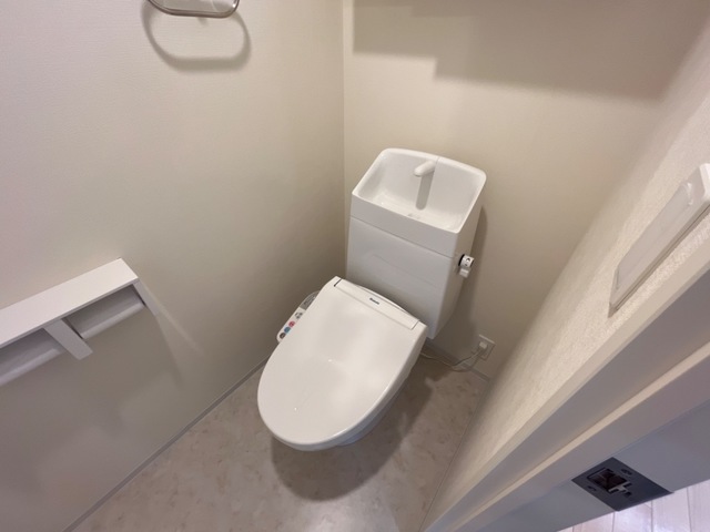 トイレ　もちろん温水暖房便座付きのトイレです(^^♪