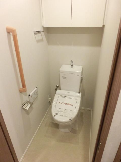 トイレ　★上部収納、ウォシュレット完備です★